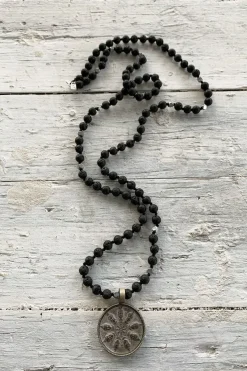 Buddha 40 kaulakoru, lava stone