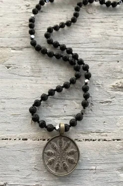 Buddha 40 kaulakoru, lava stone