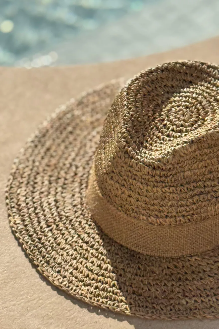 Fedora straw hattu